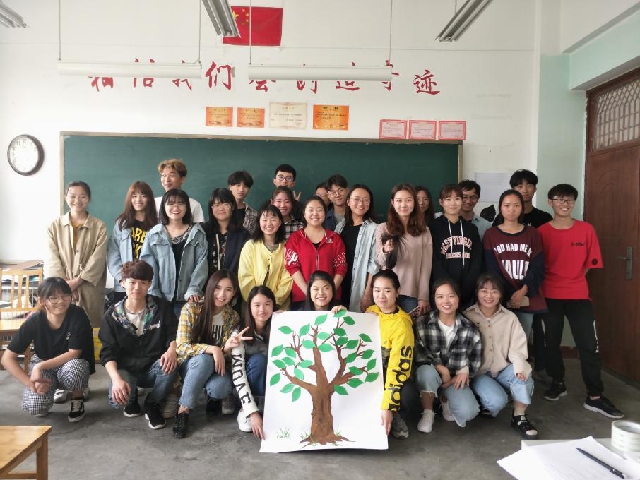 师生和“职业树”合影