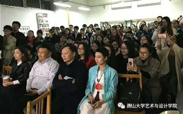 师生观看皮影表演,感受民间艺术的魅力