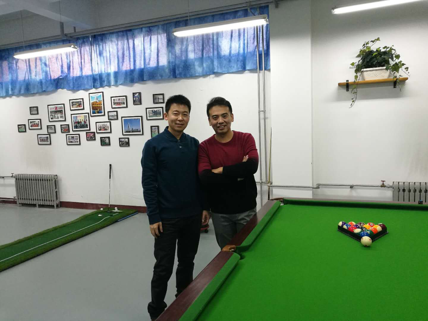 冠军董梁飞老师和亚军栗功老师合影留念