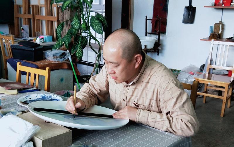 孙炳明老师在认真创作中