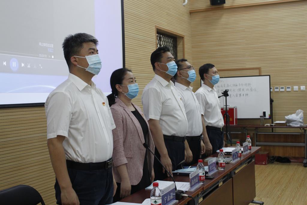 大会开幕奏唱国歌