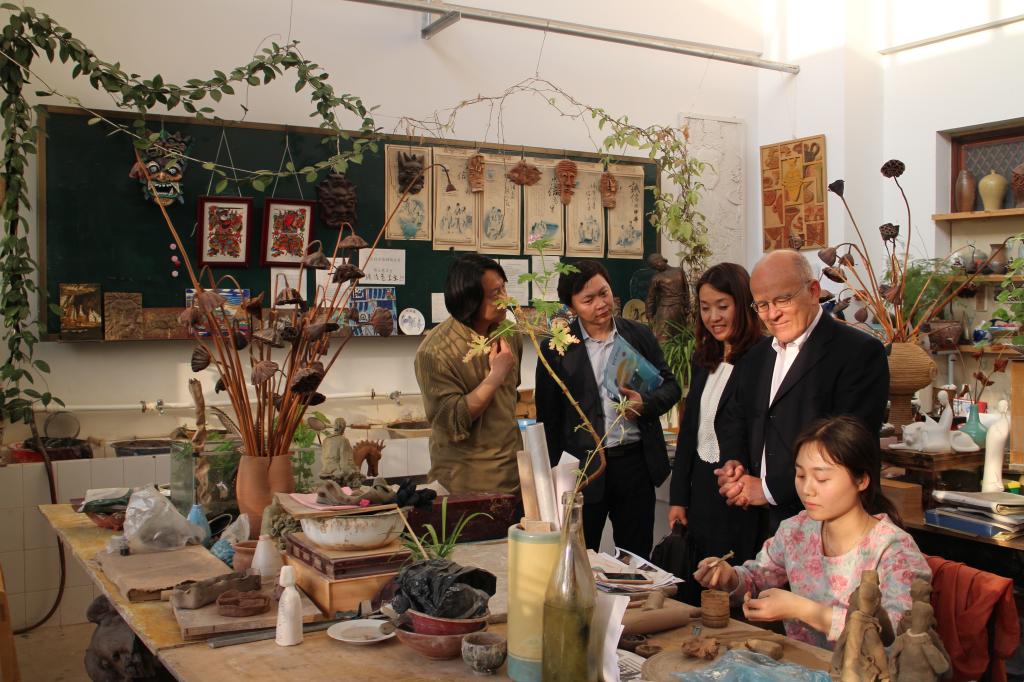 凯文 邦德博士参观亚博体育
陶艺工作室述