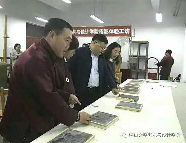 杨明忠老师向师生介绍皮影制作工艺