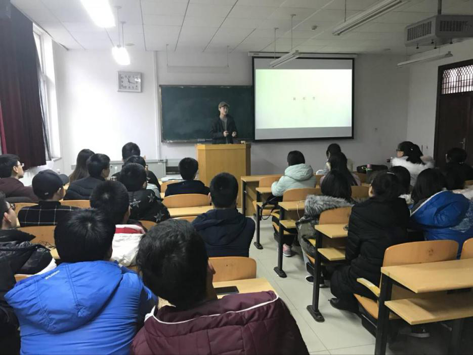 陈昱志同学向新生阐述设计理念