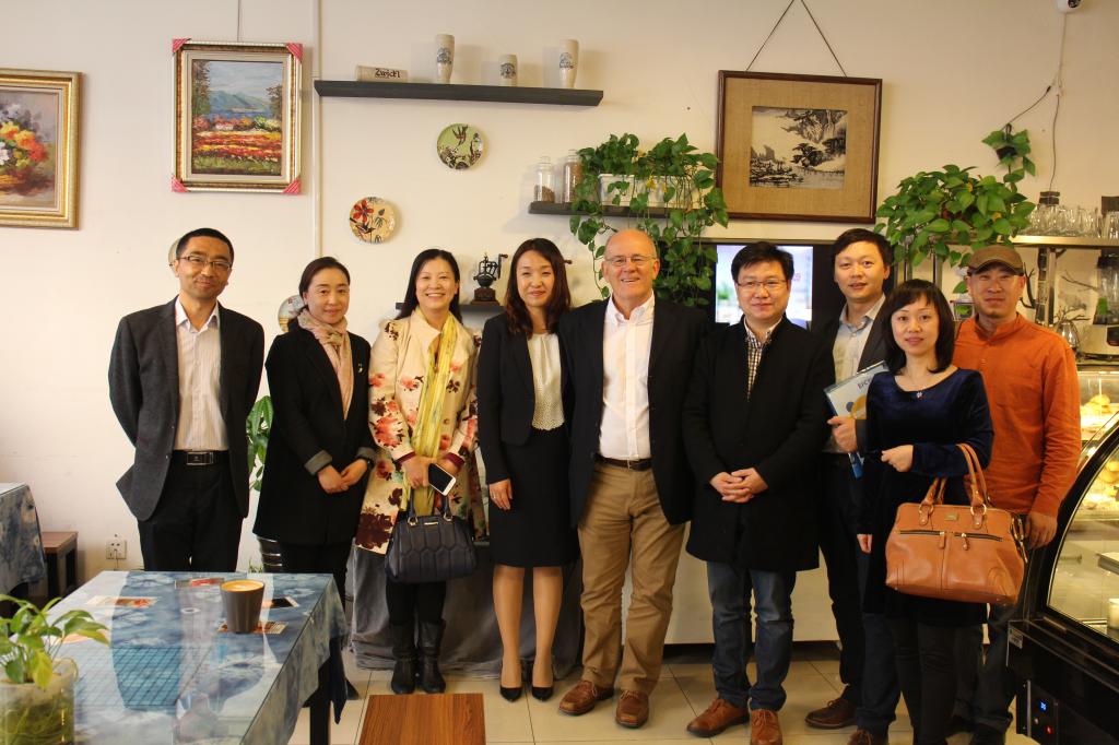 凯文 邦德博士一行参观了亚博体育
的108创意空间